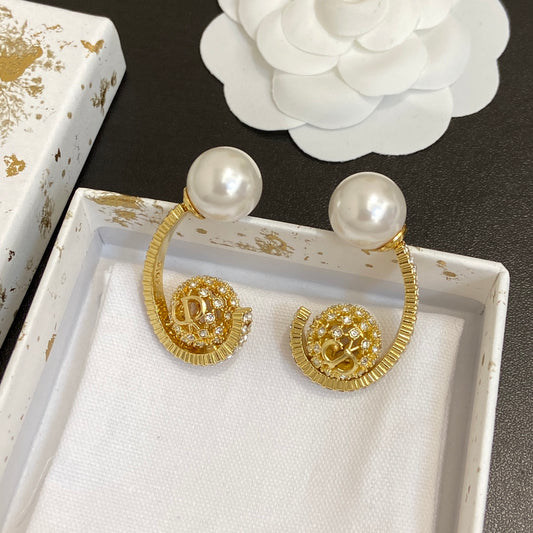 Pearl and gold earring